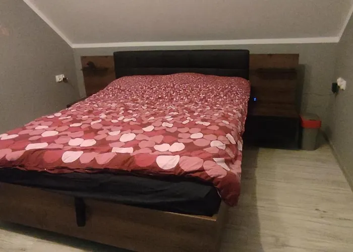 Bialy Z Ogrodem, 3 Sypialnie Villa